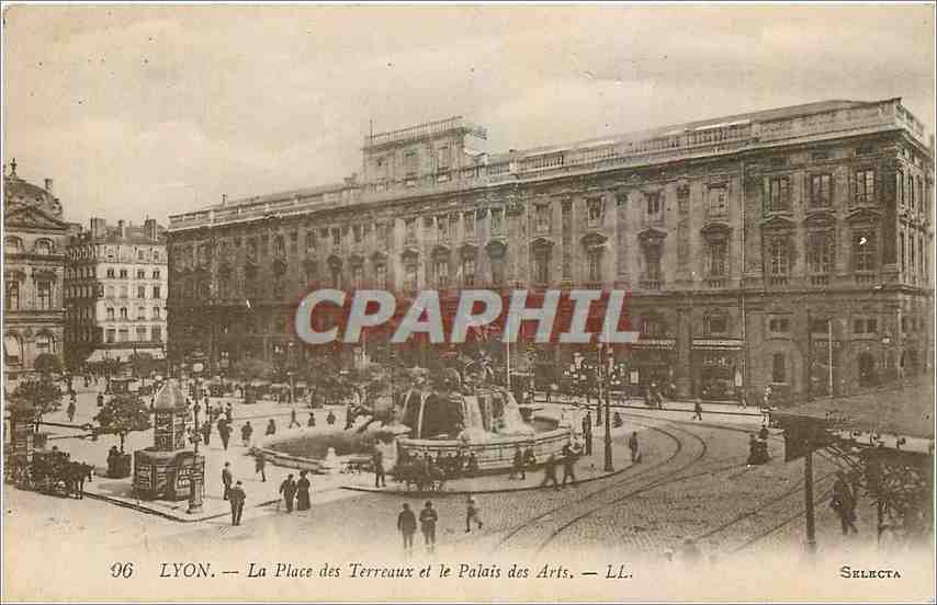 CPA Lyon La Place des Terreaux et le Palais des Arts 