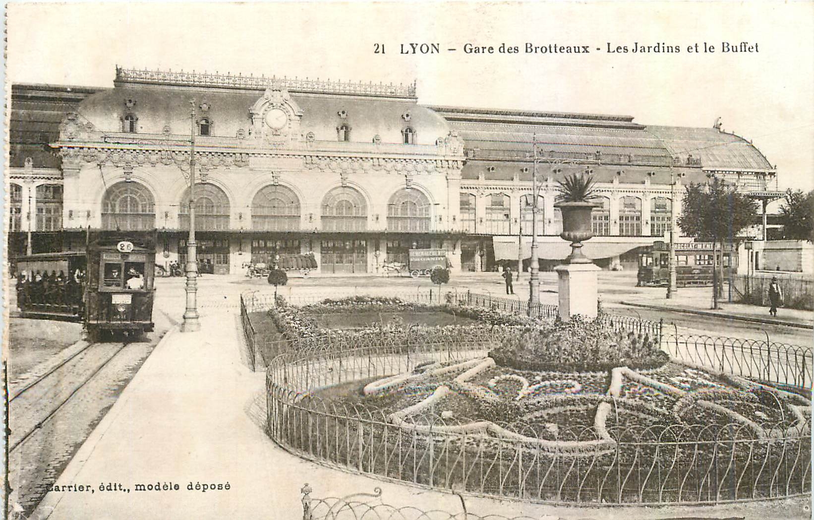 CPA Lyon Gare des Brotteaux Les Jardins et le Buffet Tramway