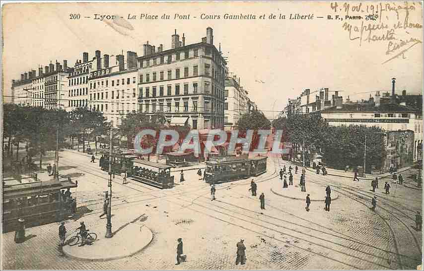 CPA Lyon La Place du Pont Cours Gambetta et de la Liberte Tramway