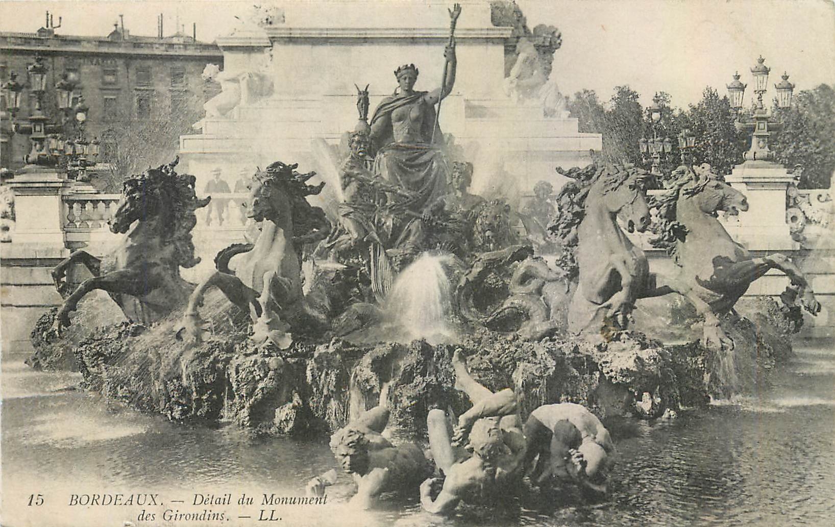 CPA Bordeaux Detail du Monument des Girondins 