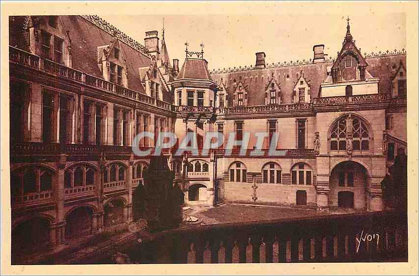 CPA Chateau de Pierrefonds Oise La Cour d'Honneur 