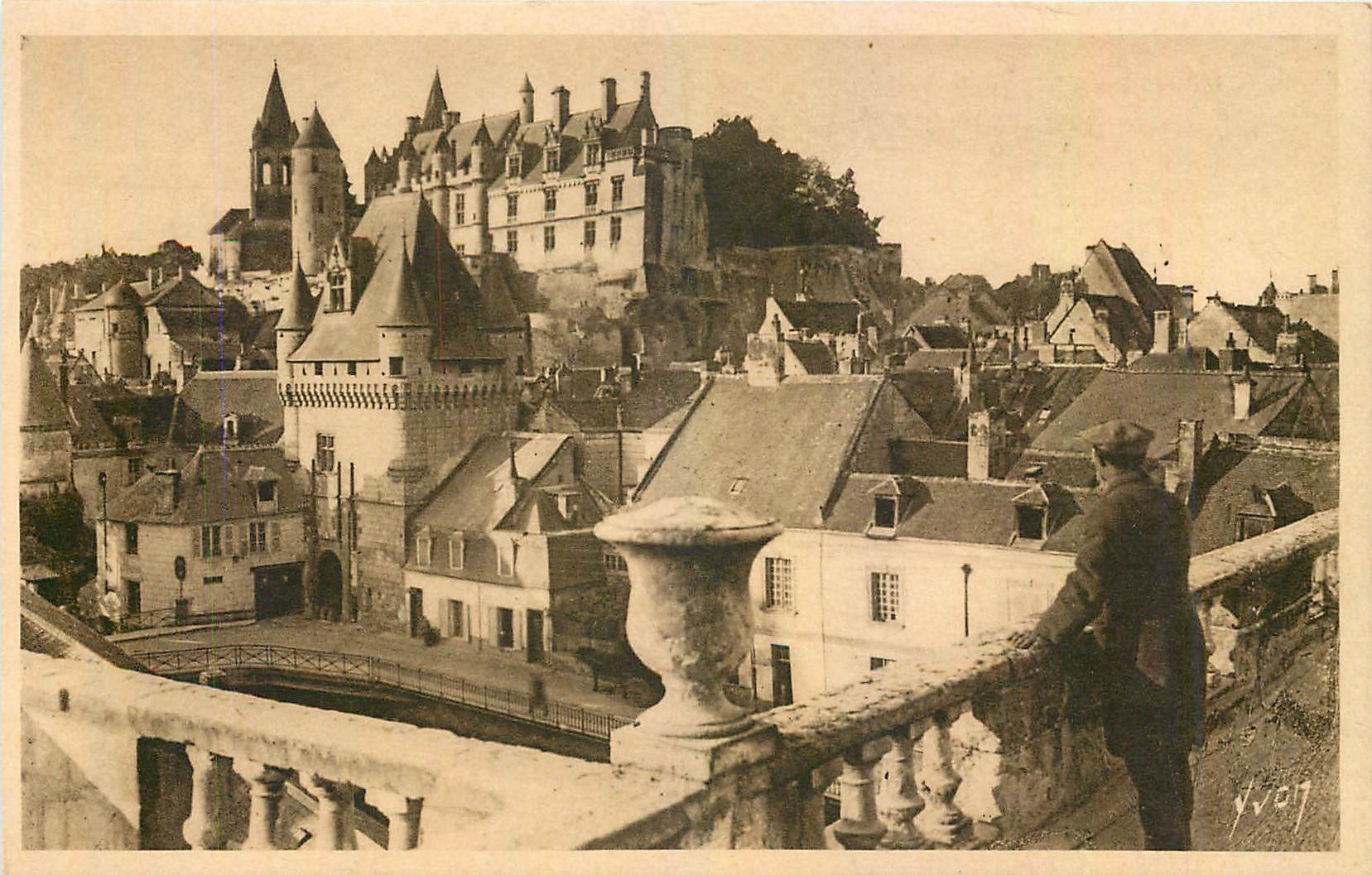 CPA Loches Indre et Loire Le Chateau Royal et la Porte des Cordeliers 