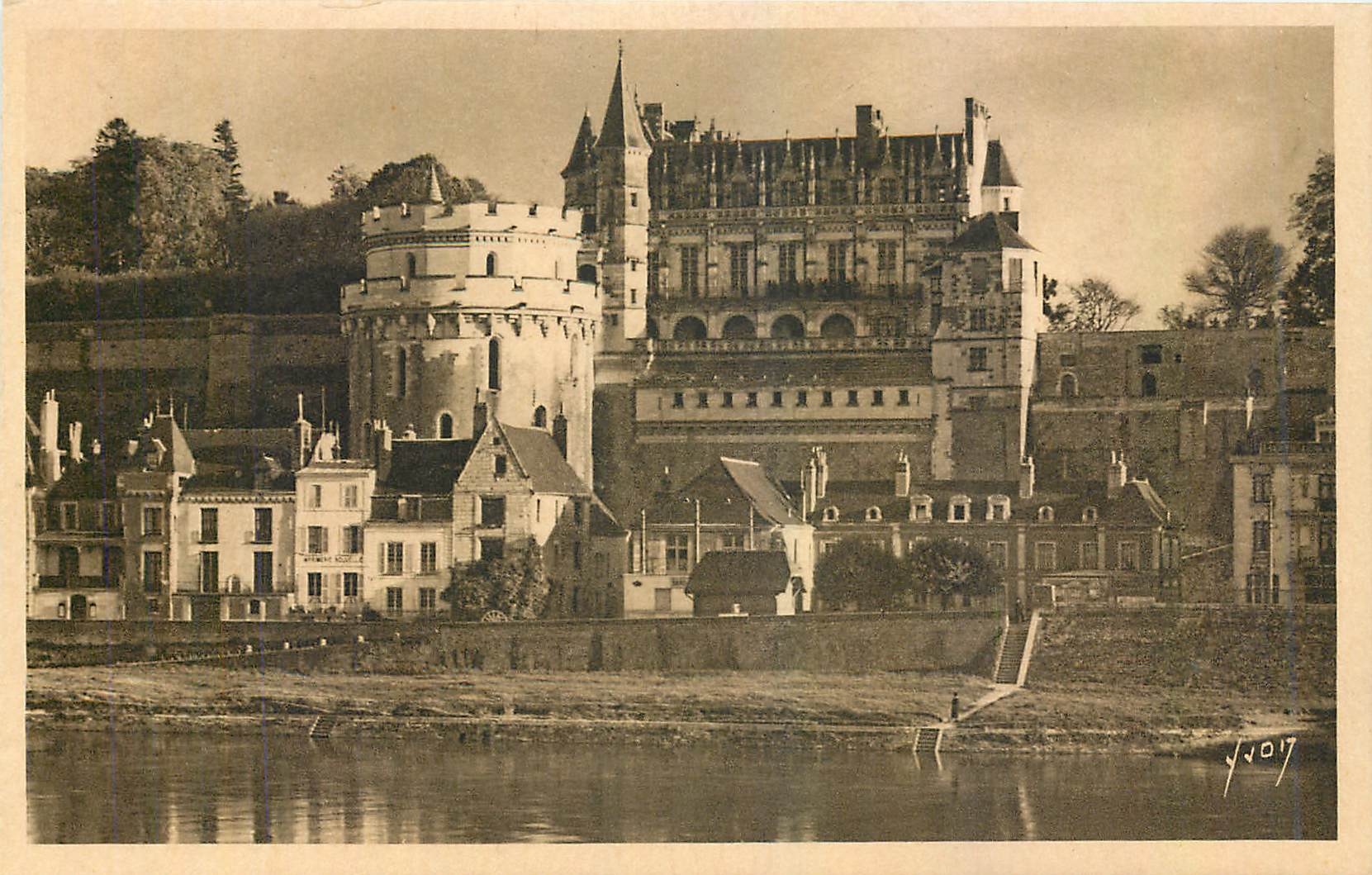 CPA Amboise Indre et Loire Le Chateau et la Loire 