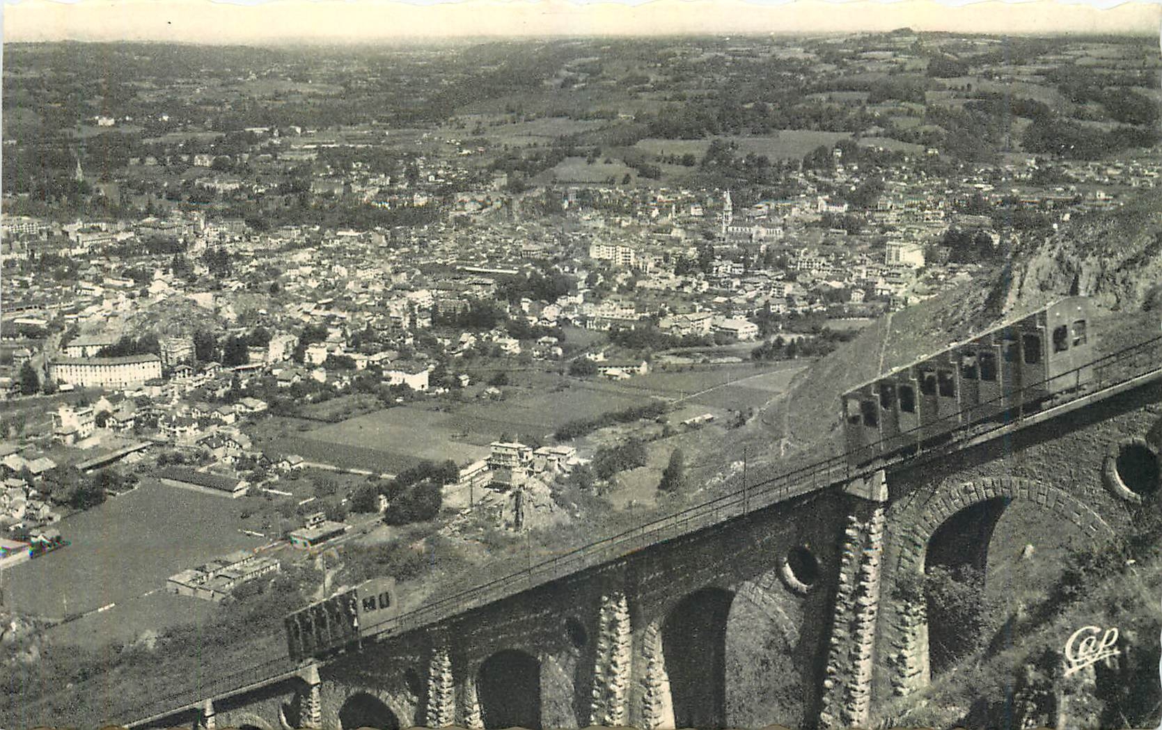 CPM Lourdes Pic du Jer Vue generale sur Lourdes 