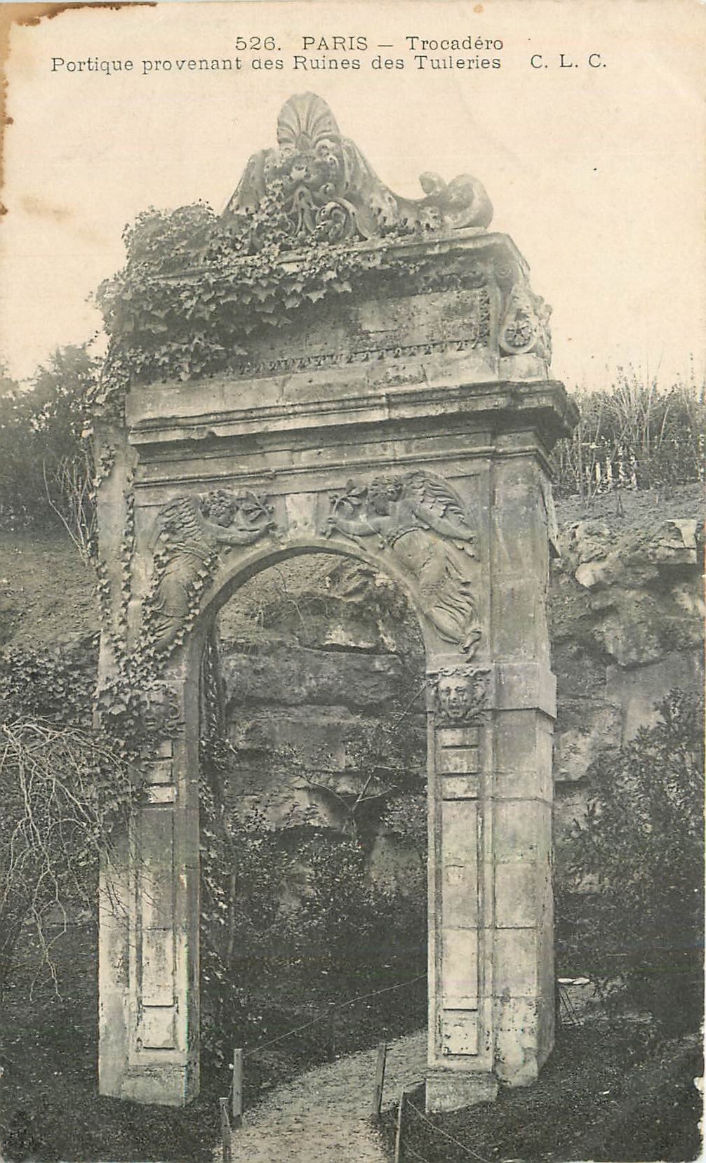 CPA Paris Trocadero Portique provenant des Ruines des Tuileries 