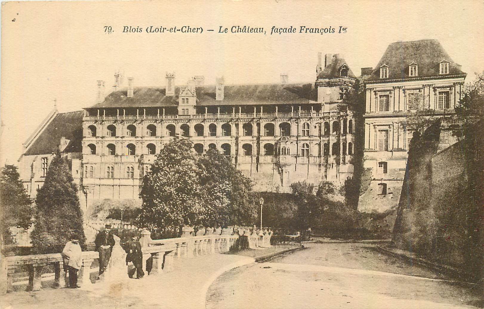 CPA Blois Loir et Cher Le Chateau facade Francois I 