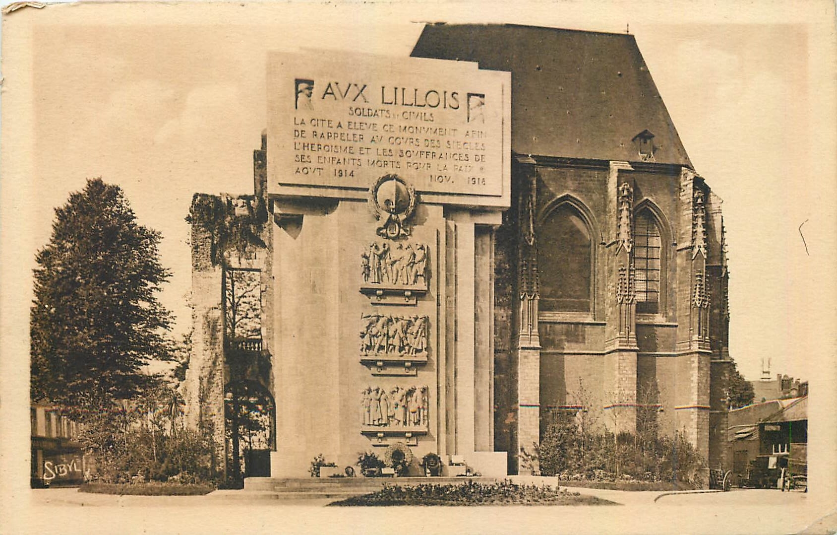 CPA Lille Le Monument aux Morts et les restes du Palais de Ribour 