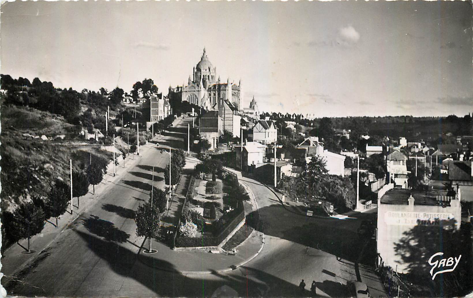 CPM Lisieux Calvados Avenue Sainte Therese et la Basilique 