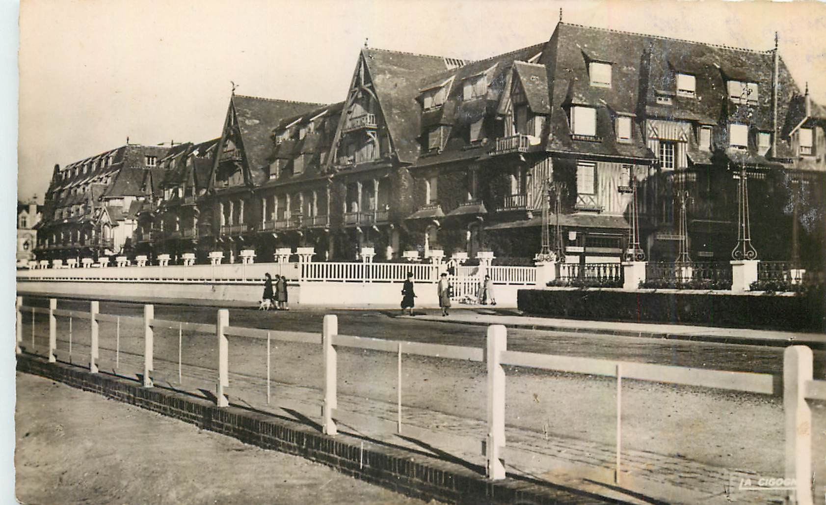 CPM Deauville Calvados La Plage Fleurie Normandy Hotel vu des Jardins du Casino 