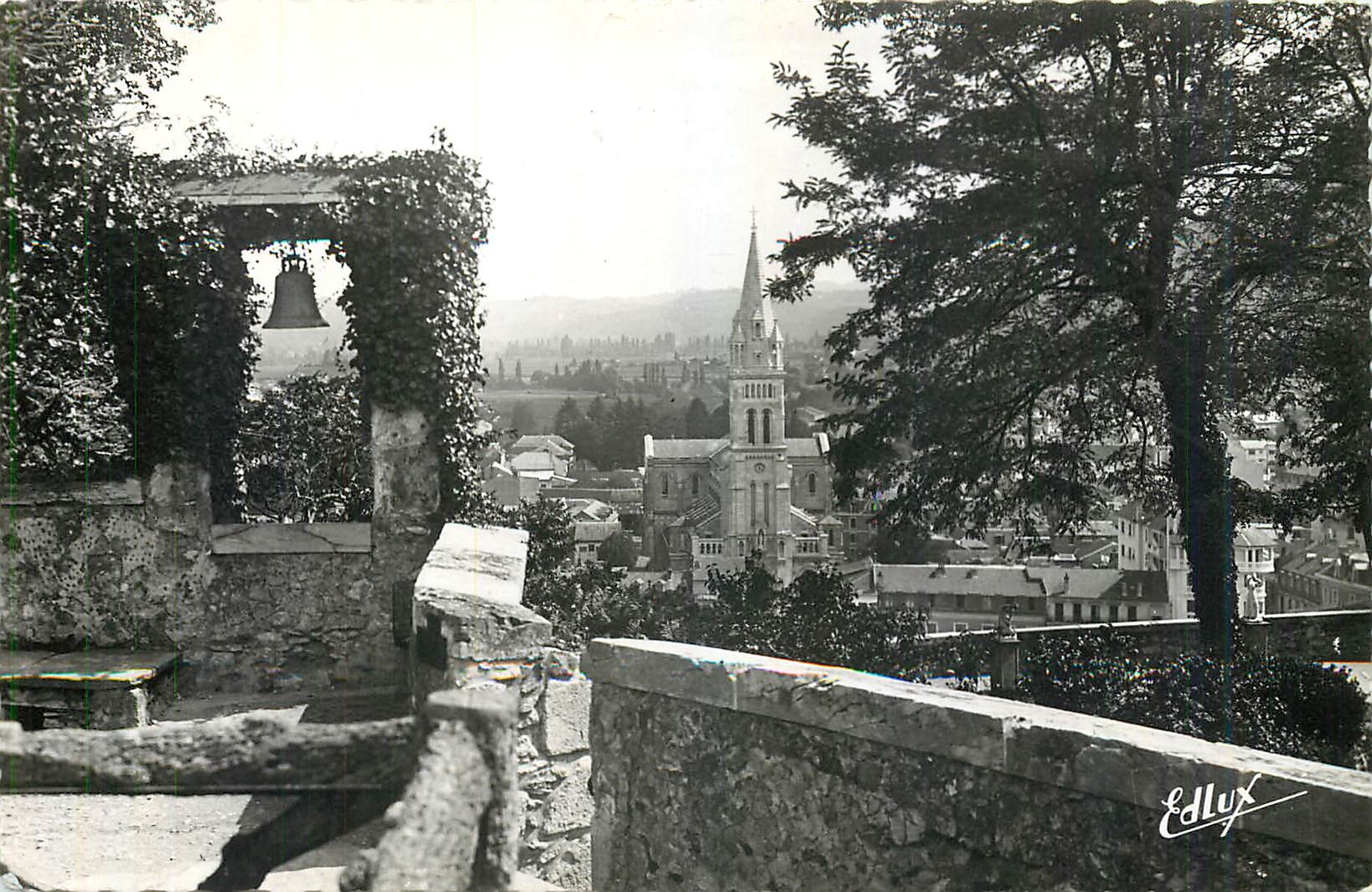 CPM Lourdes Vue prise du Chateau Fort 