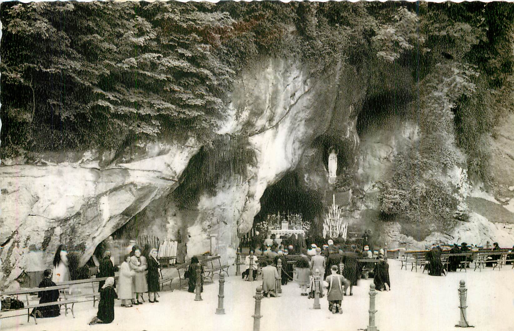 CPM Lourdes La grotte miraculeuse 