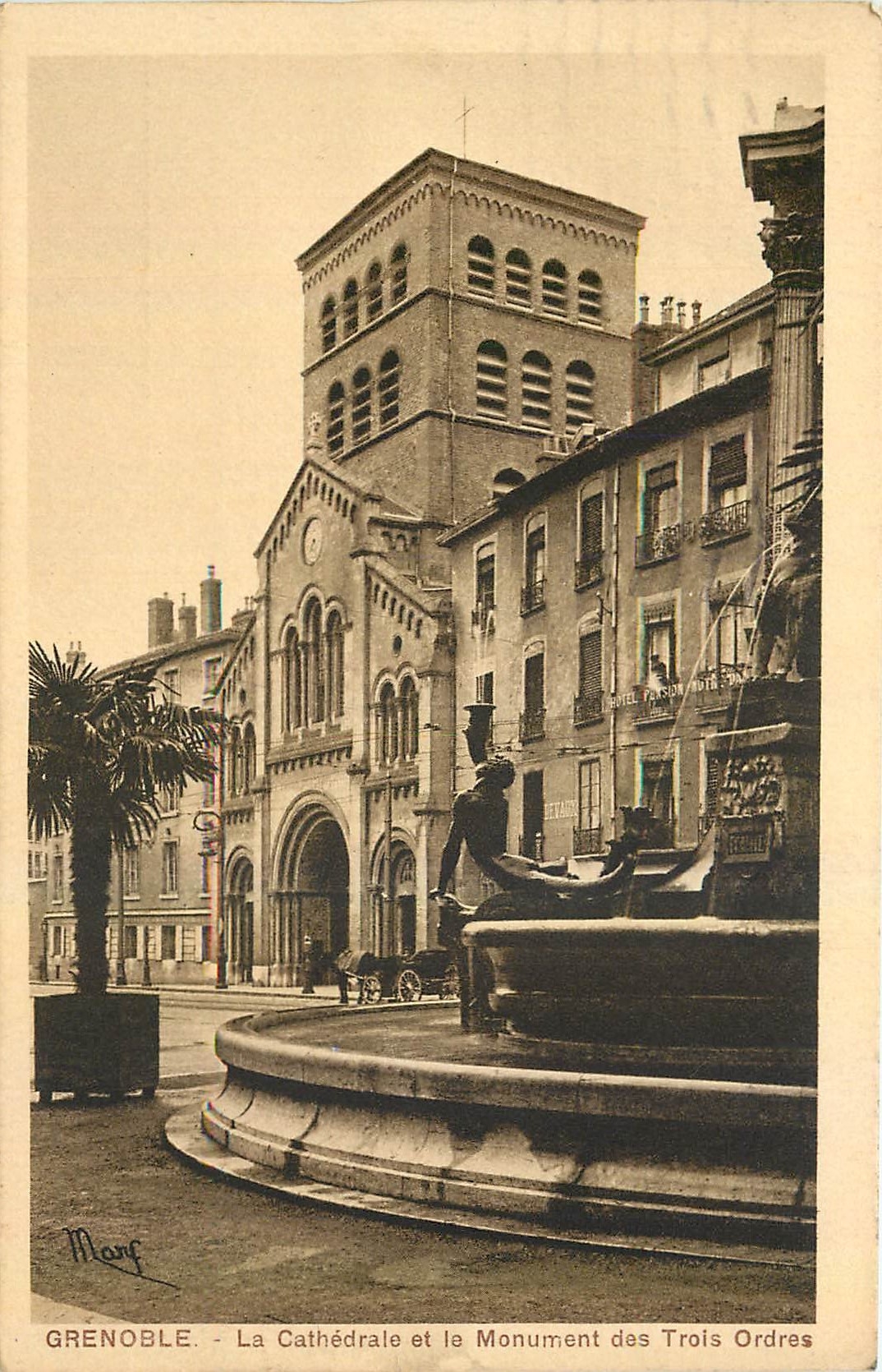 CPA Grenoble La Cathedrale et le Monument des Trois Ordres 