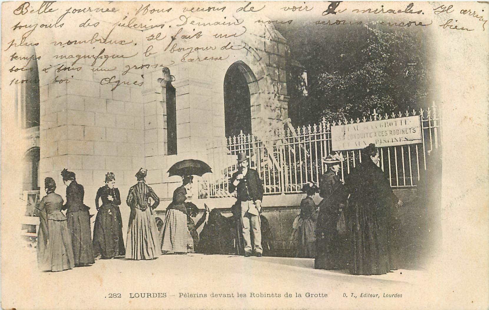 CPA Lourdes Pelerins devant les Robinets de la Grotte 