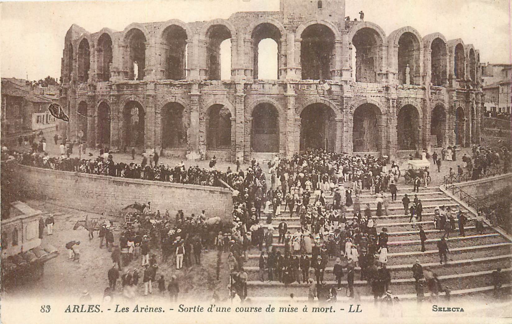 CPA Arles les Arenes Sortie d'une course de mise a mort Corrida
