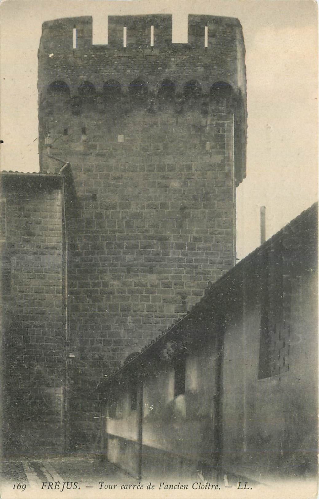 CPA Frejus Tour carree de l'ancien Cloitre 