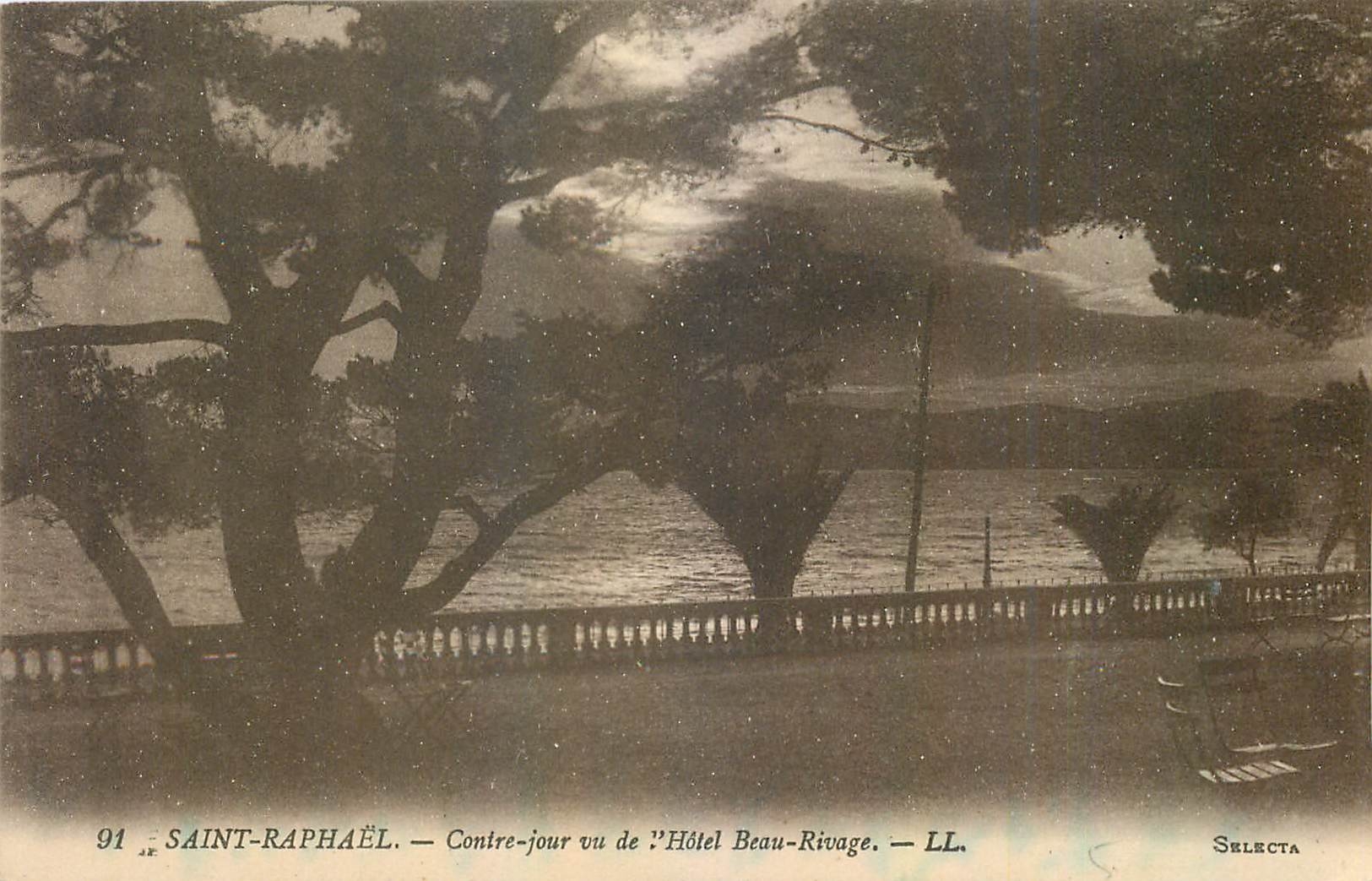 CPA Saint Raphael Contre jour vu de l'Hotel Beau Rivage 