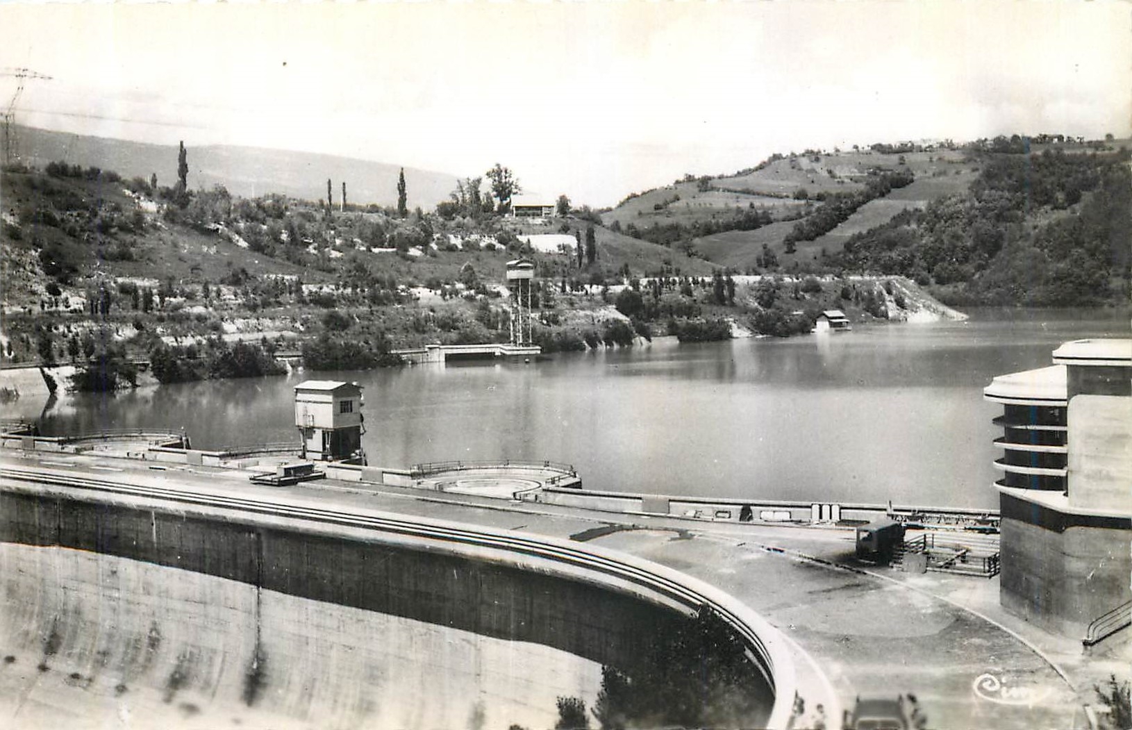 CPM Barrage de Genissiat Ain Route et vue d'ensemble du Barrage 