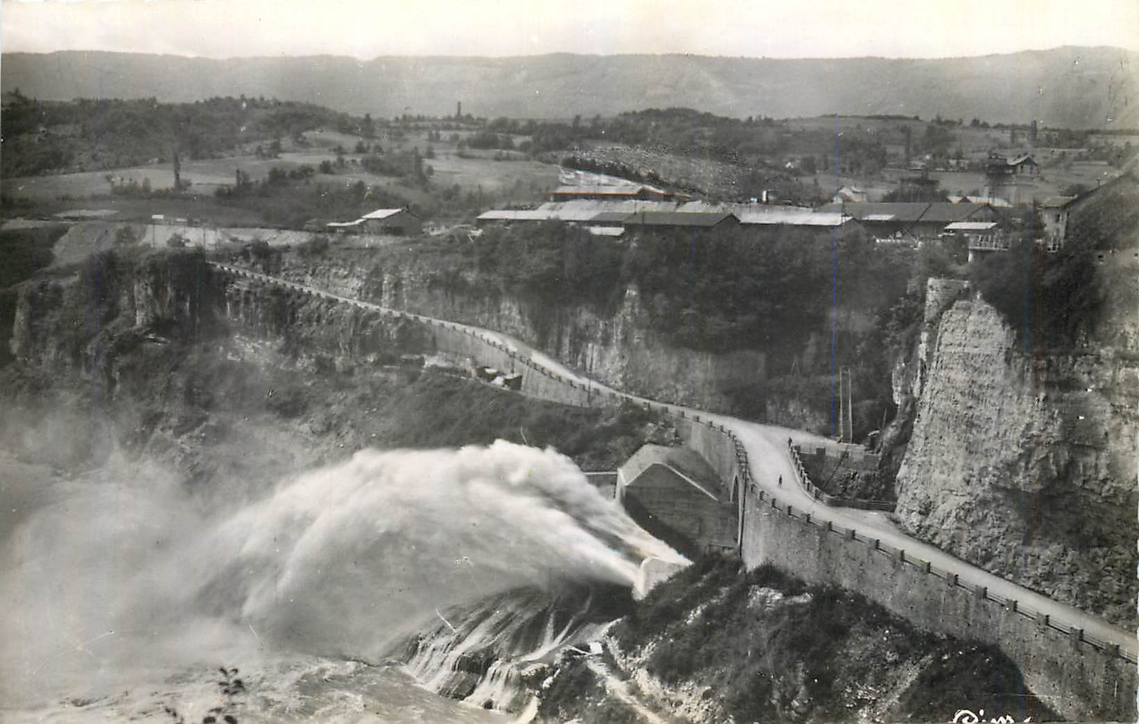 CPM Barrage de Genissiat Ain Route des Usines et sortie du canal evacuateur 