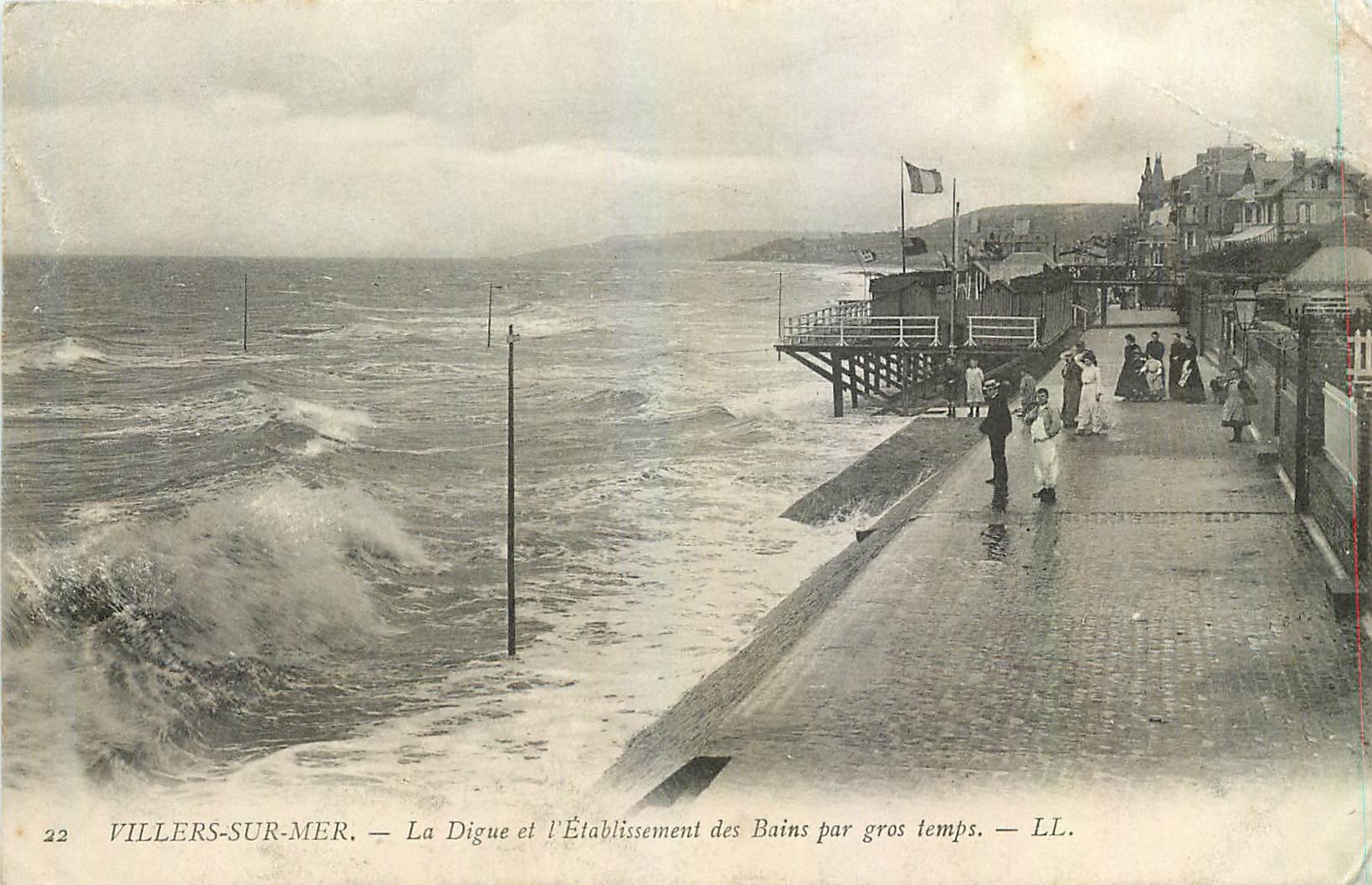 CPA Villers sur Mer La Digue et l'Etablissement des Bains par gros temps 