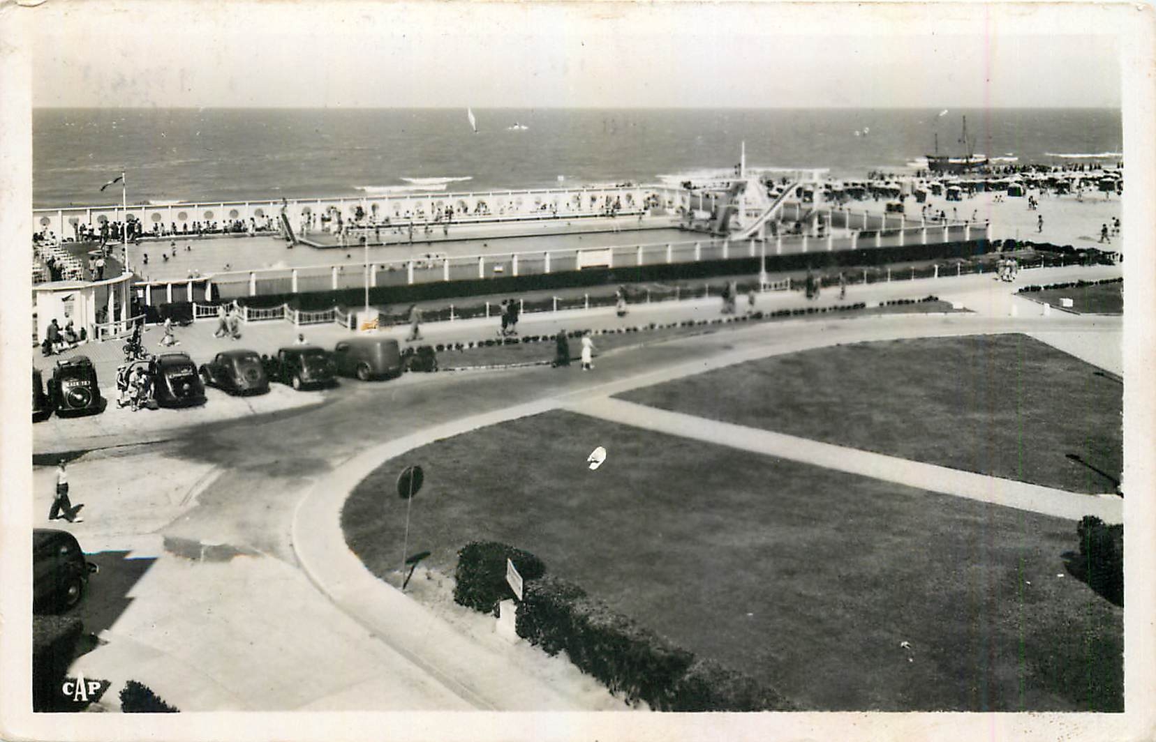 CPM Trouville Reine des Plages Vue generale de la Plage et de la Piscine 