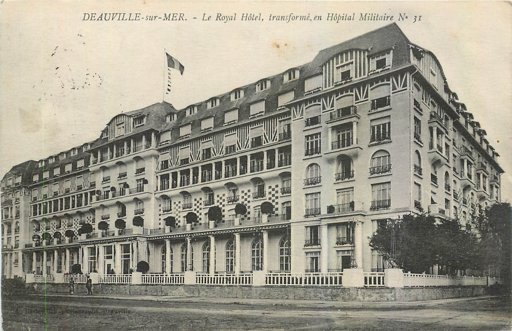 Deauville-sur-Mer — Le Royal Hôtel, in das Militärkrankenhaus Nr. 31 umgewandelt — Verlag: L. Hinderer, Deauville