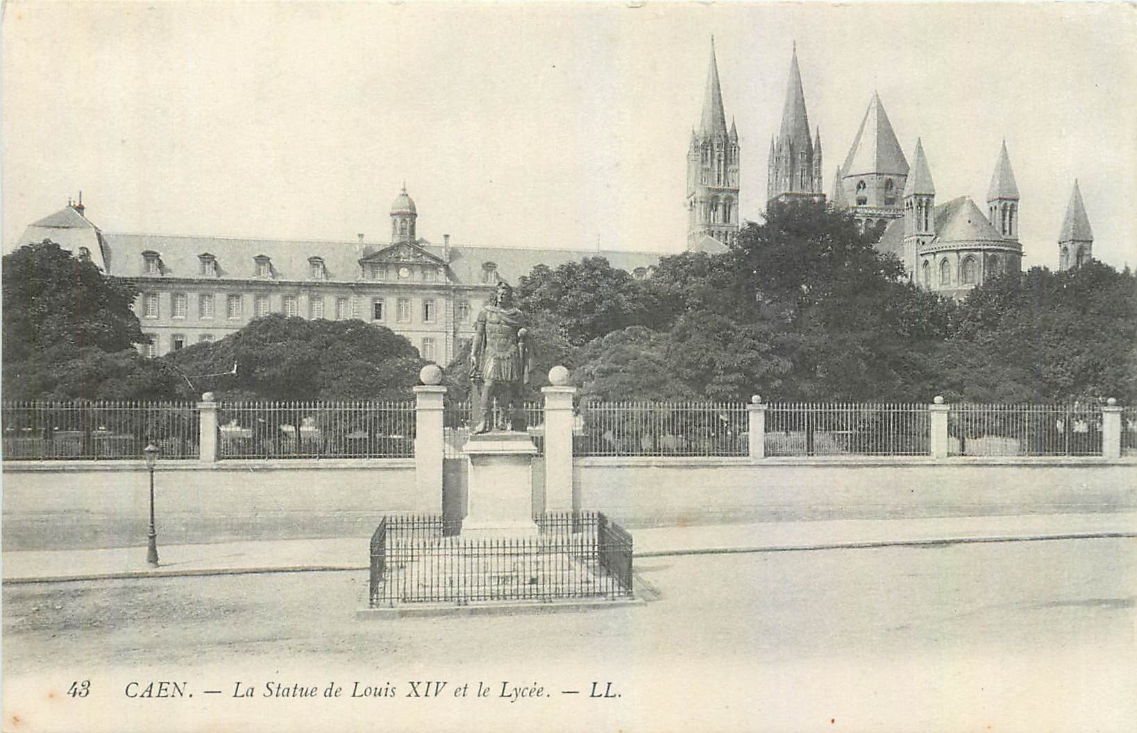CPA Caen La Statue de Louis XIV et le Lycee 