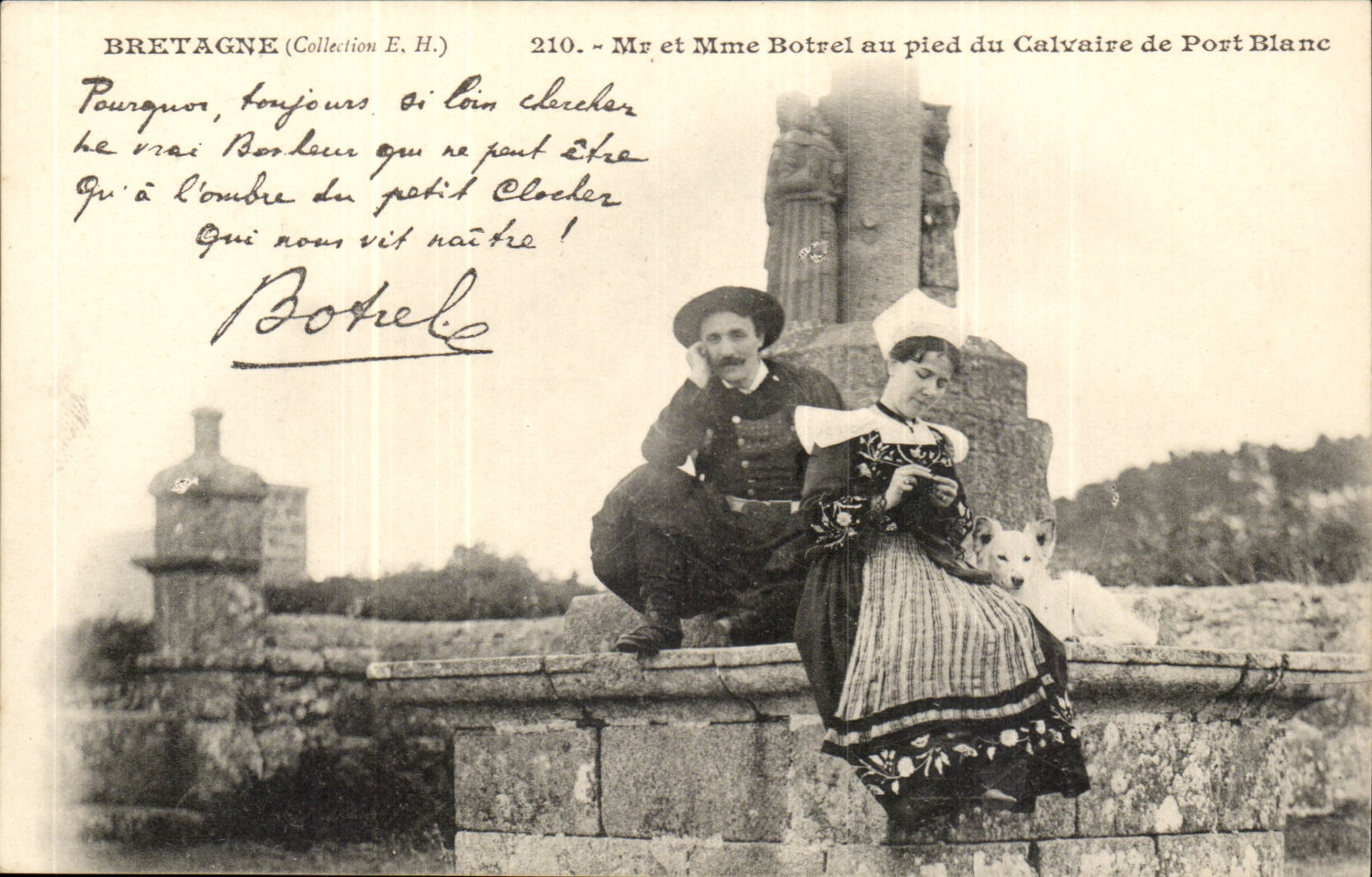 Bretagne- M et Mme Botzel au pied du Calvaire de Port Blanc -CPA Botrel