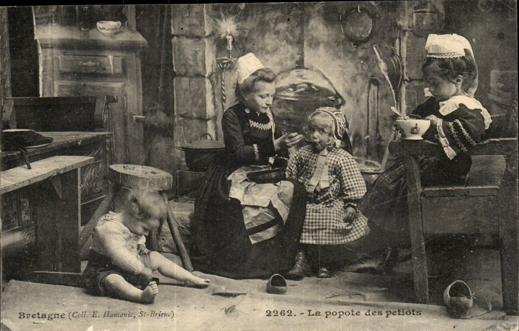 Bretagne- La popote des petiots -CPA Enfants Folklore