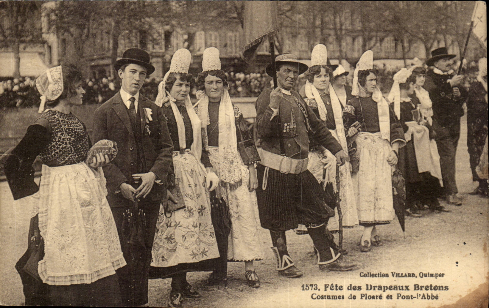 Bretagne- Fete des Drapeaux Bretons- Costumes de Ploare de Pont l'Abbe -CPA