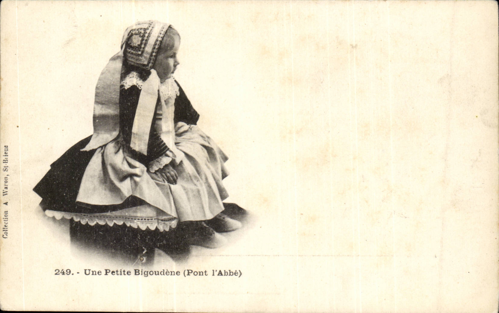Gretagne- Une petite Bigoudene (Pont-l'Abbe)-CPA