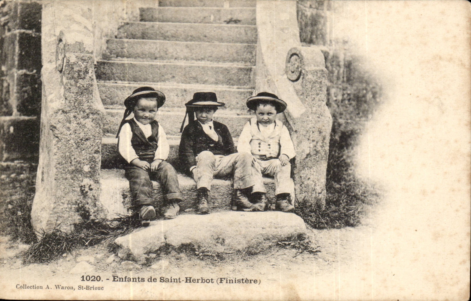 Enfants de Saint-Herbot (Finistère) — Collection A. Waron, St-Brieuc — n° 1020