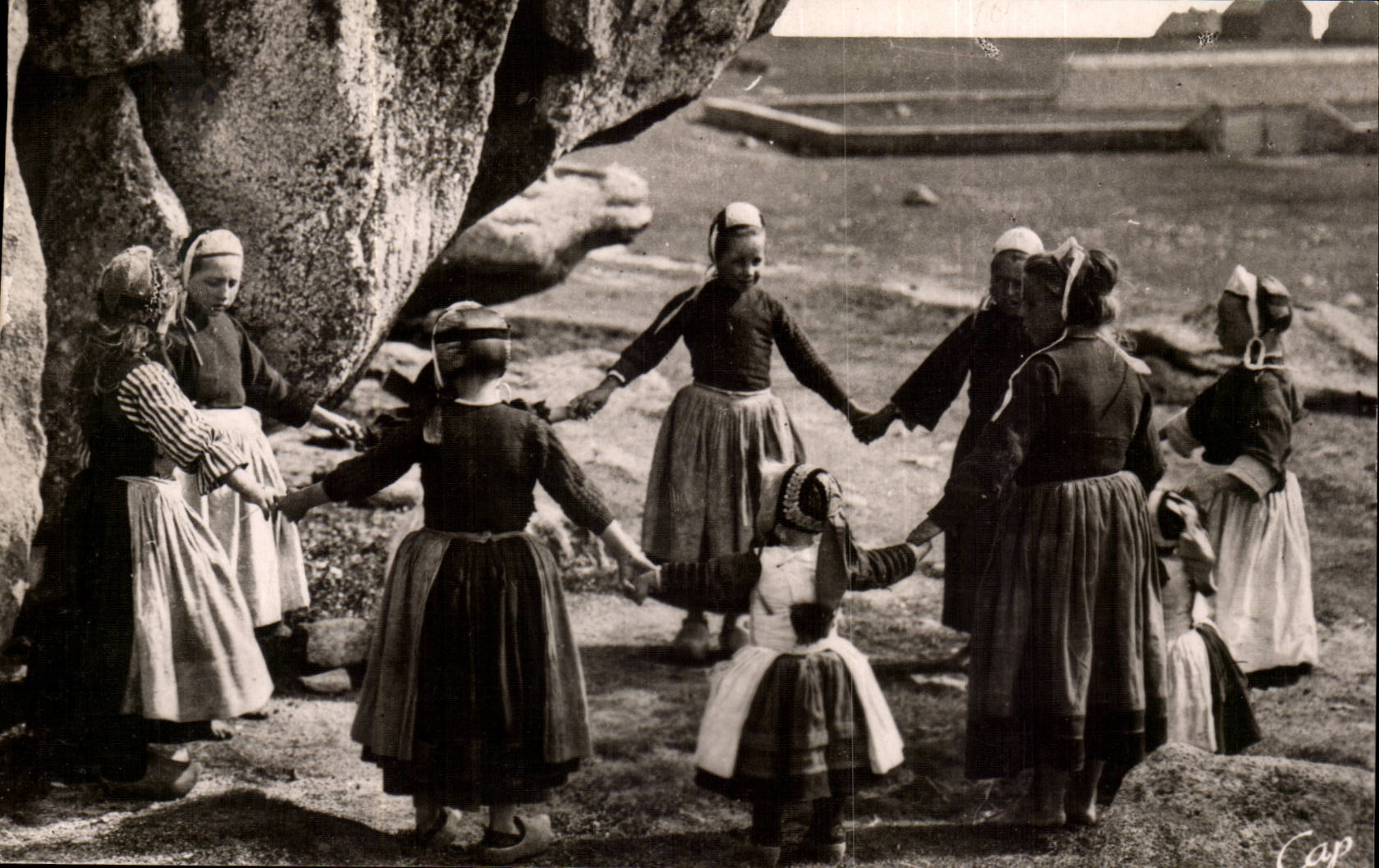 Gretagne- Types Bretons- Rondes de petites Bigoudennes- CPA