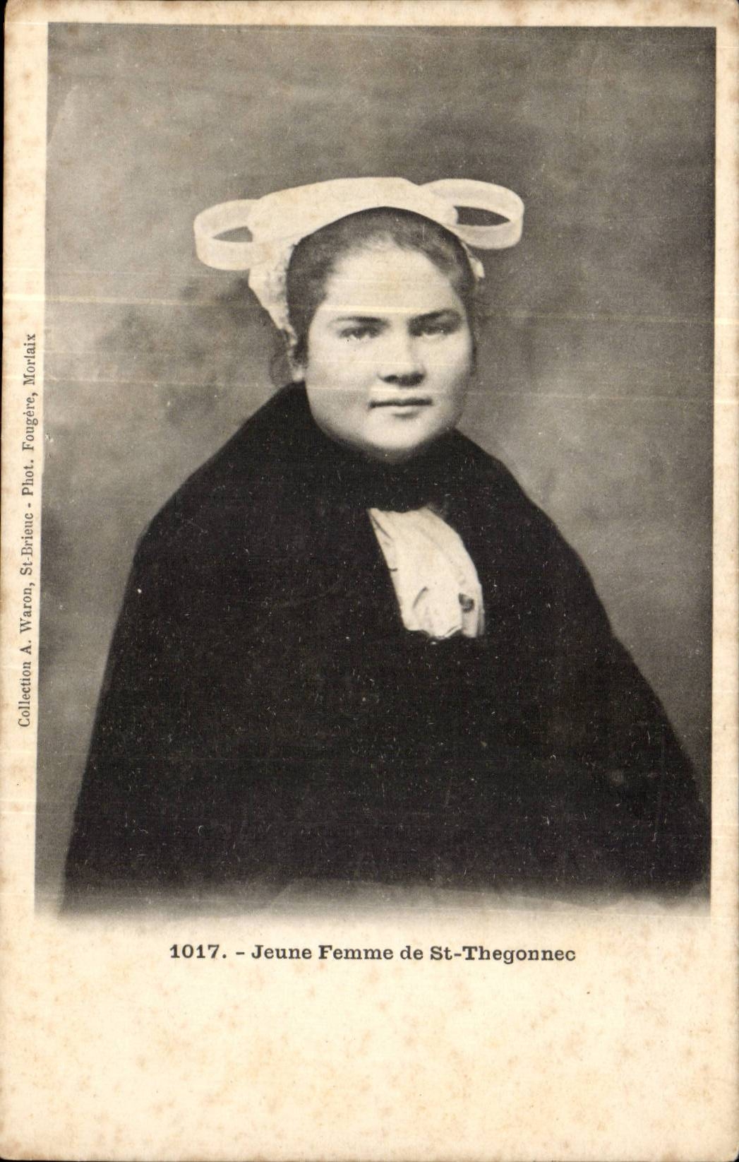 Bretagne-Jeune Femme de St- Thegonnec -CPA