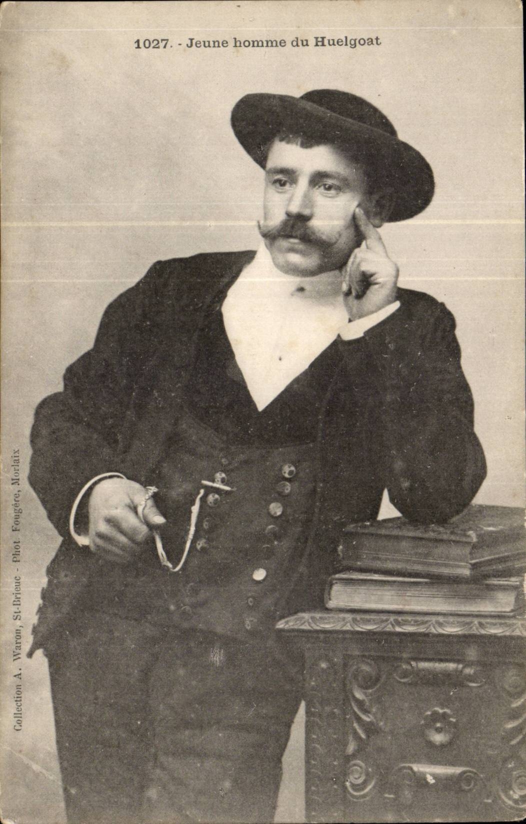 Bretagne-Jeune Homme de Huelgoat -CPA