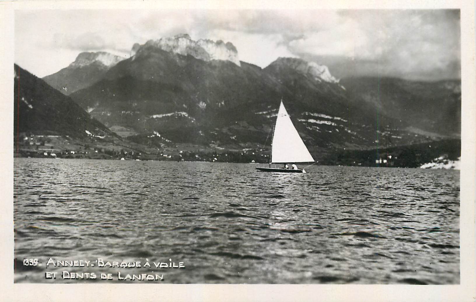 CPA Annecy Barque a Voile et Dents de Lanfon Bateau