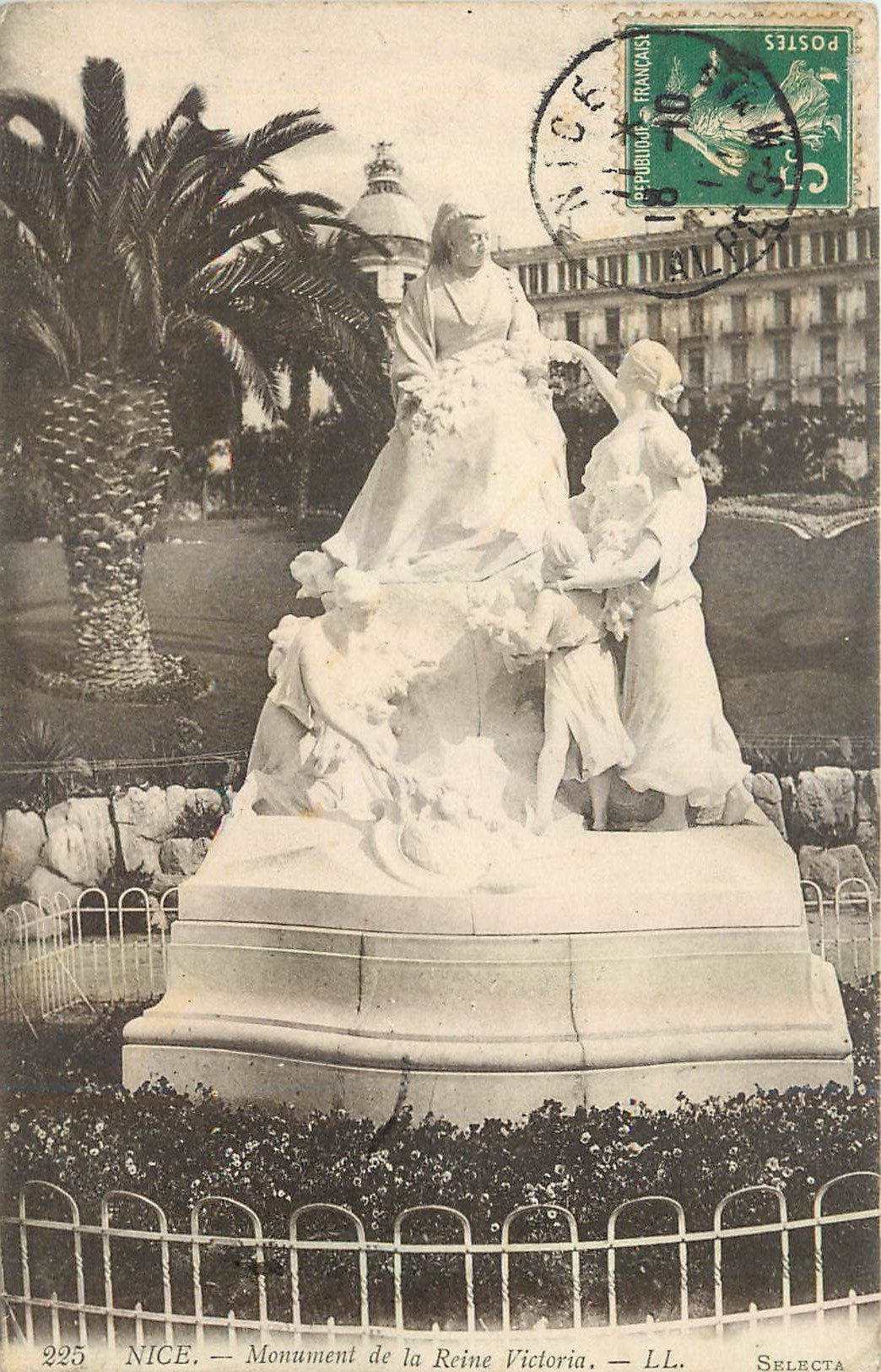 CPA Nice Monument de la Reine Victoria 