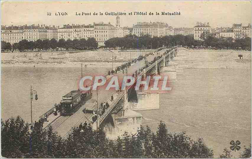 CPA Lyon Le Pont de la Guillotiere et l'Hotel de la Mutualite Tramway