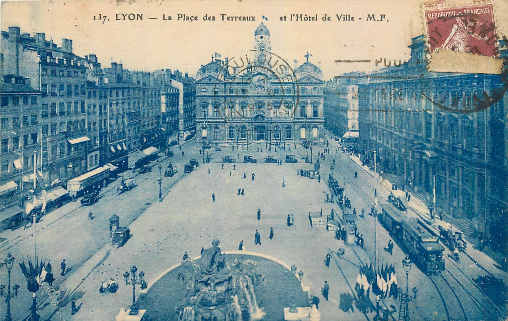 CPA Lyon La Place des Terreaux et l'Hotel de Ville Tramway
