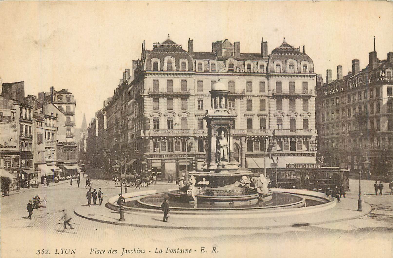 CPA Lyon Place des Jacobins La Fontaine Tramway