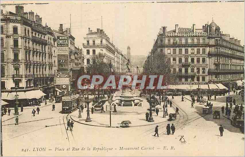 CPA Lyon Place et Rue de la Republique Monument Carnot Tramway
