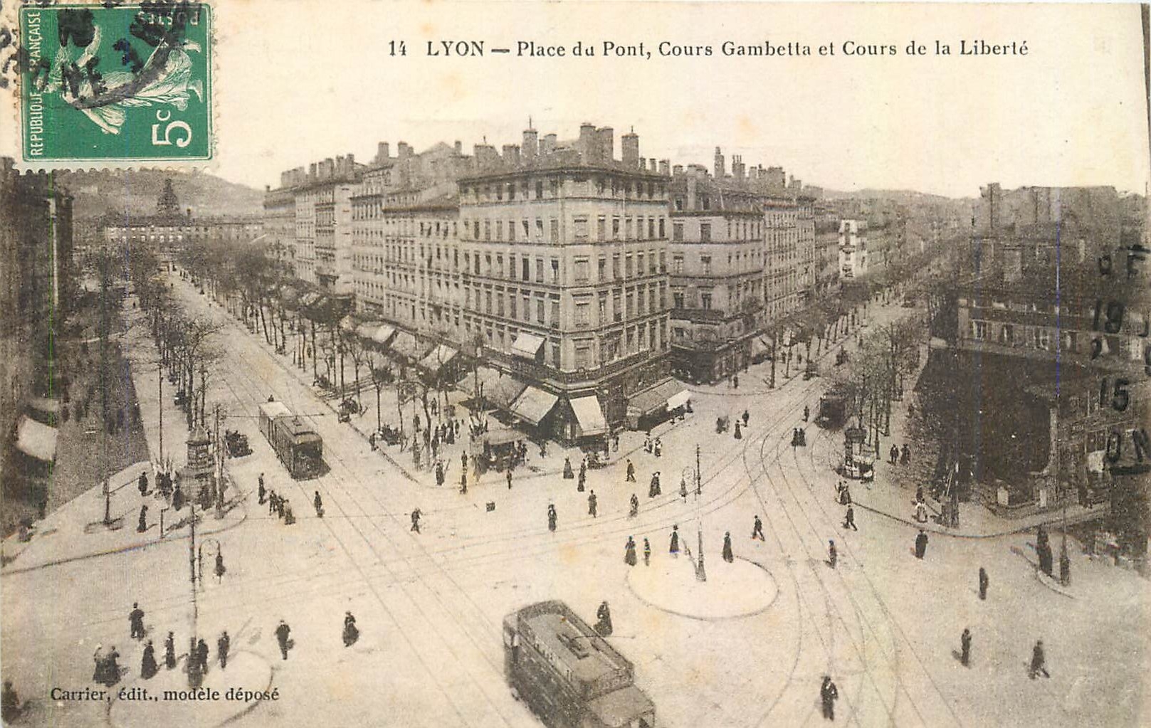 CPA Lyon Place du Pont Cours Gambetta et Cours de la Liberte Tramway