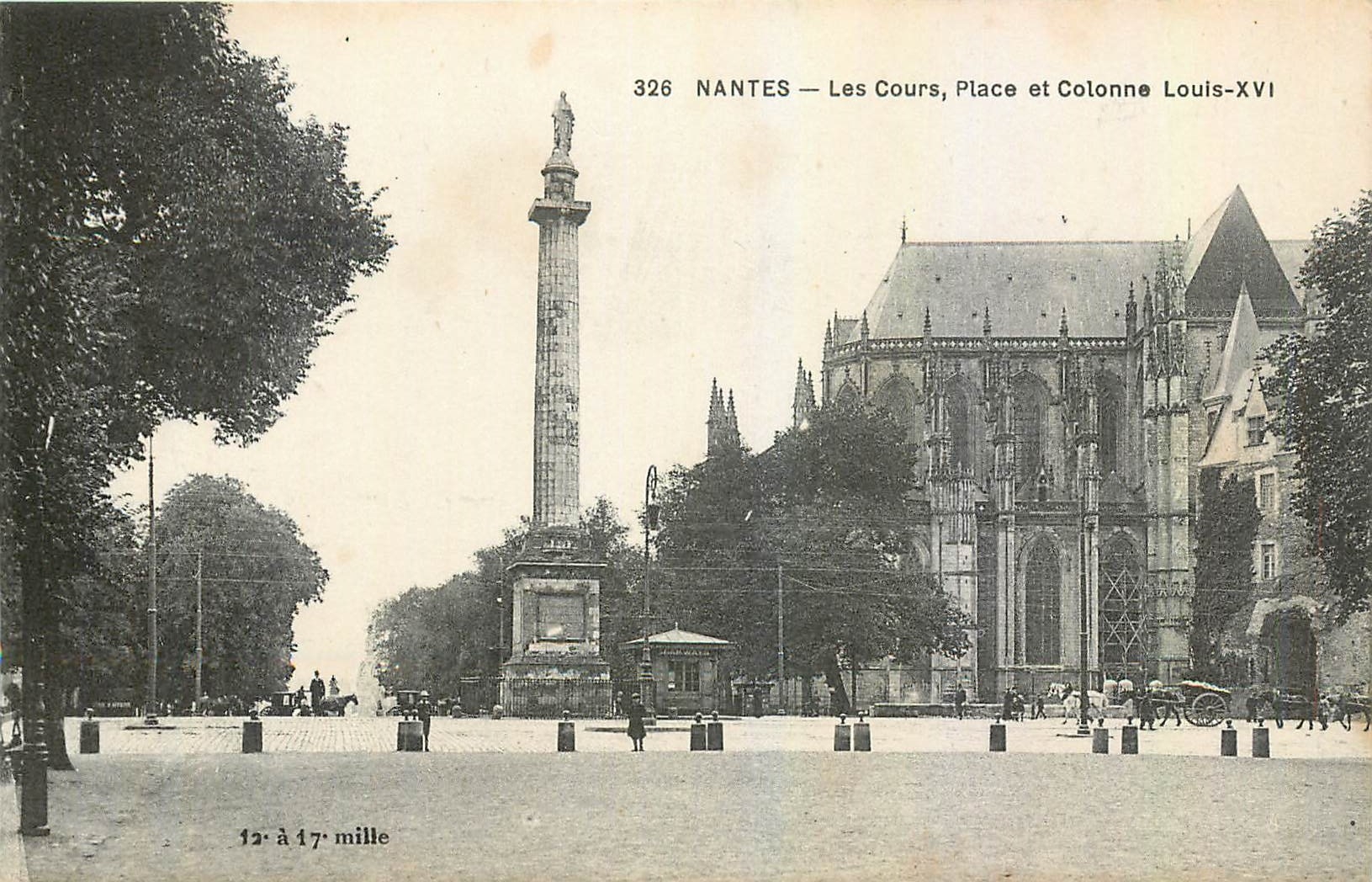 CPA Nantes Les Cours Place et Colonne Louis XVI