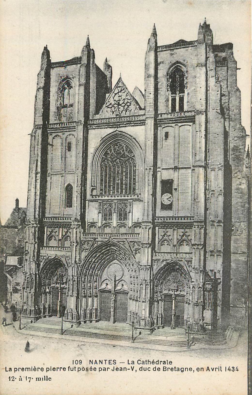 CPA Nantes La Cathedrale La premiere pierre fut posee par Jean V duc de Bretagne 