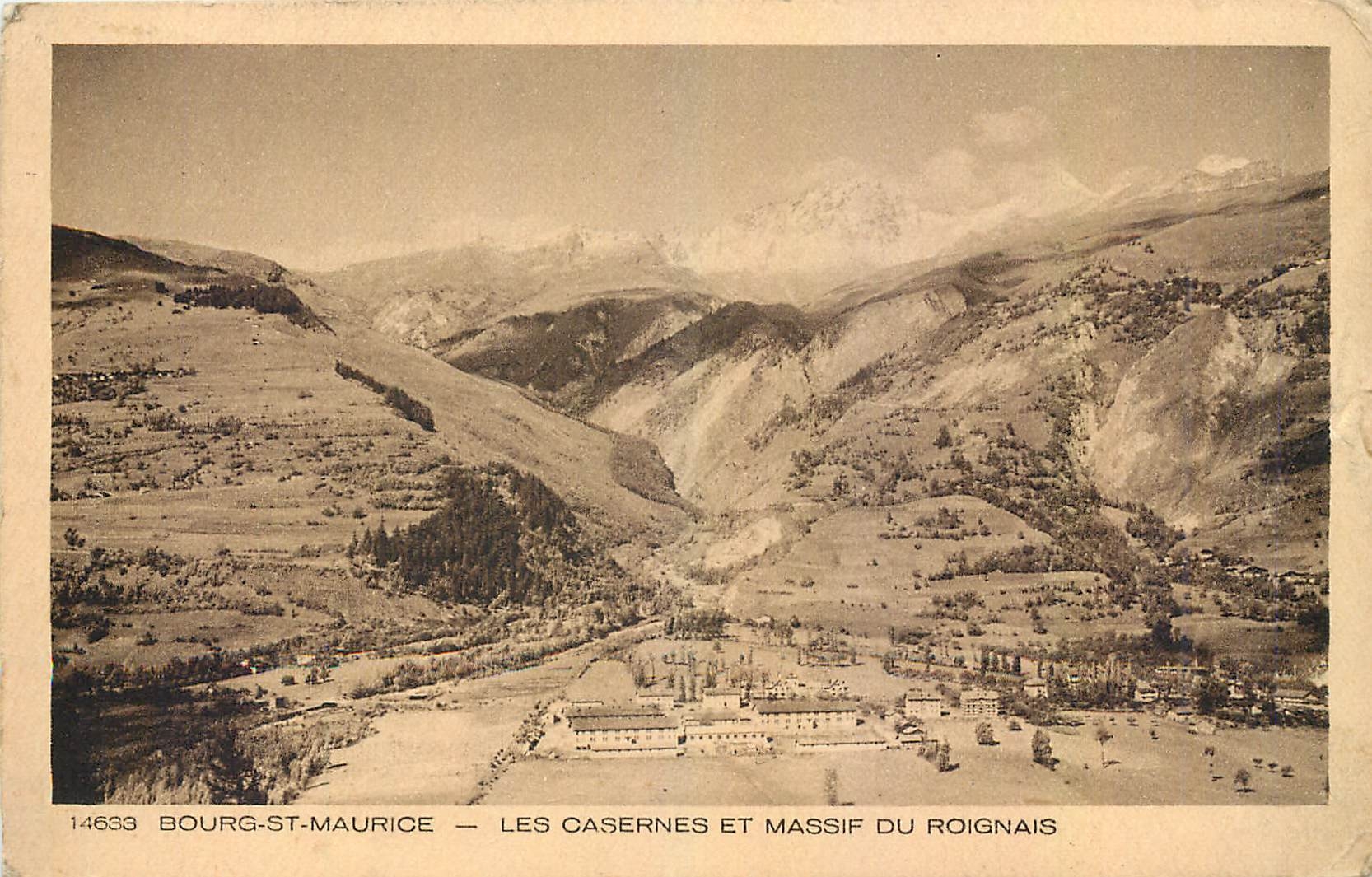 CPA Bourg St Maurice Les Casernes et Massif du Roignais 