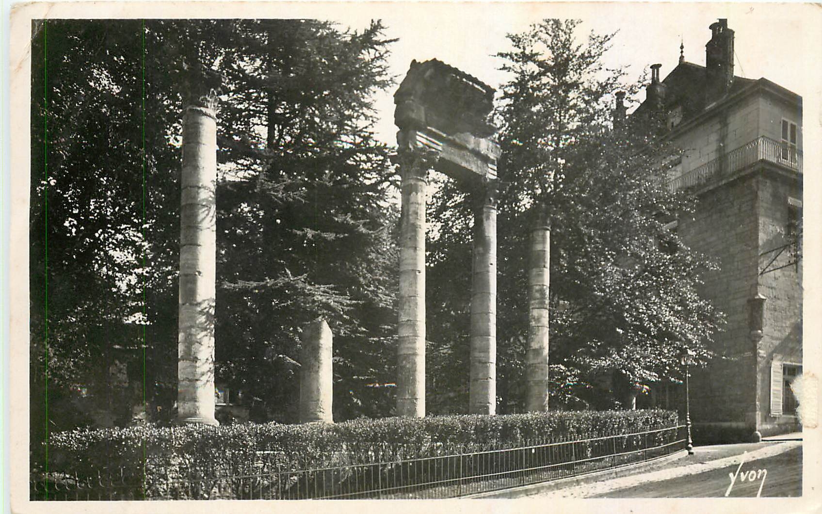 Besançon (Doubs) — Square Costan, ruines du Théâtre Romain — Yvon