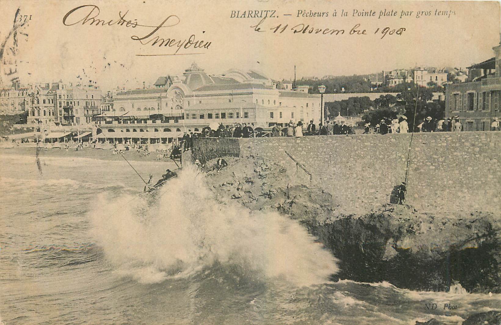 CPA Biarritz Pecheurs a la Pointe plate par gros temps 