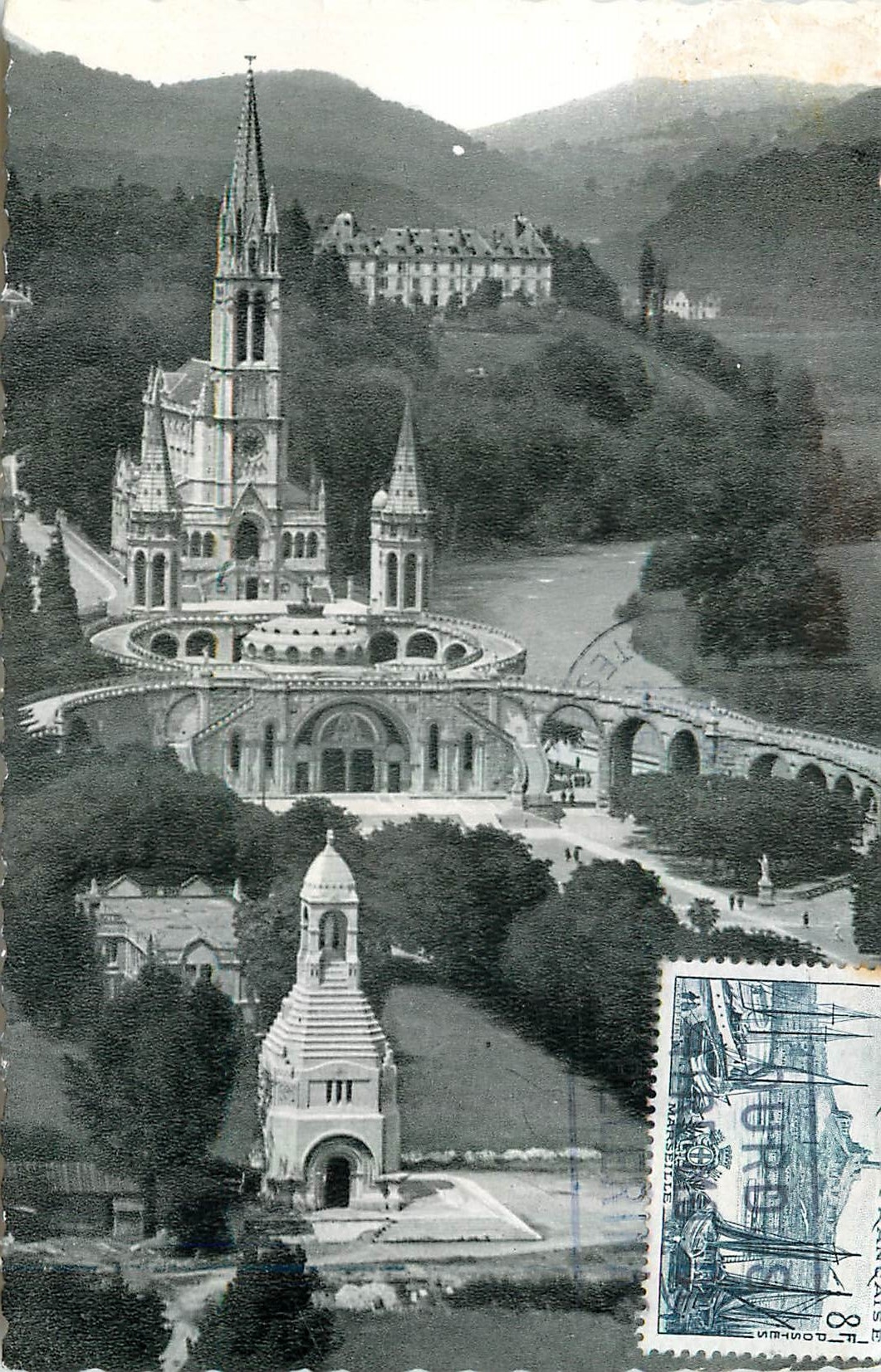 Lourdes — La Basilique et le Monument interallié — Éditeur : Des Aîns Photomécaniques, n° 214