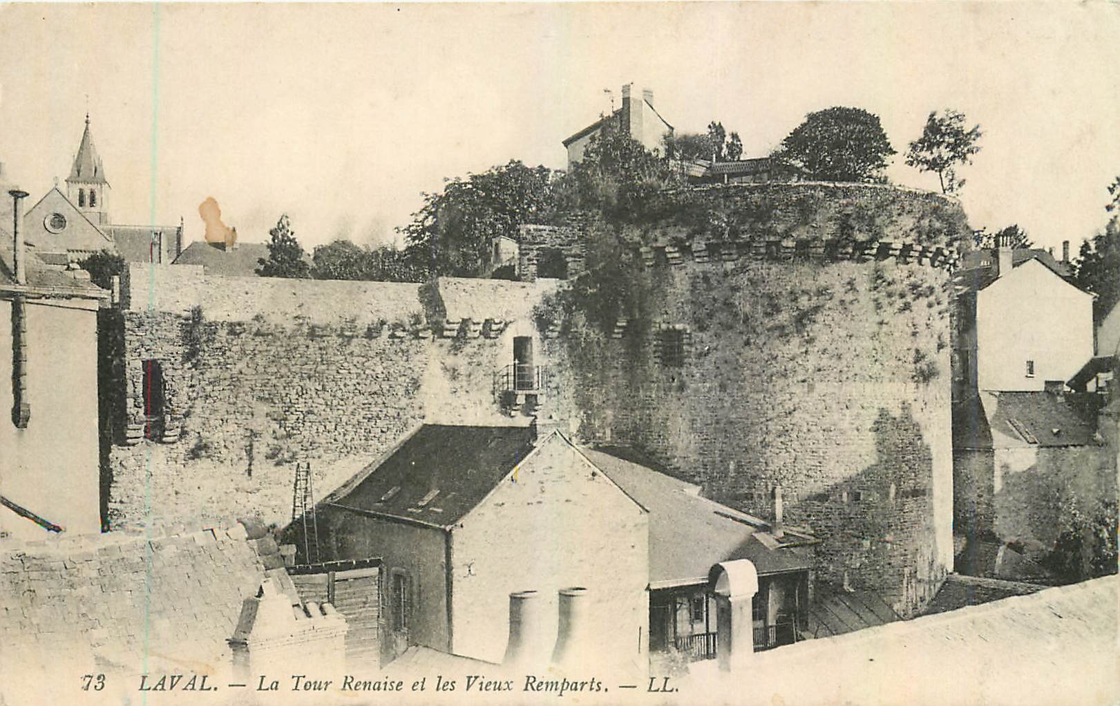 CPA Laval La Tour Renaise et les Vieux Remparts 