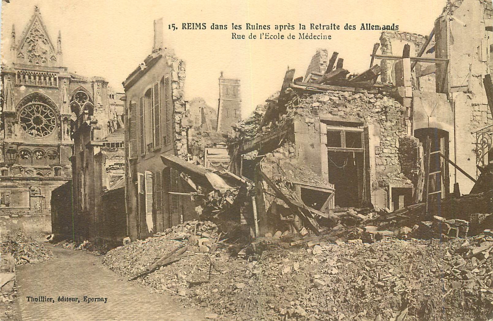 Reims dans les Ruines après la Retraite des Allemands — Rue de l'École de Médecine — Thoillier, éditeur, Epornay