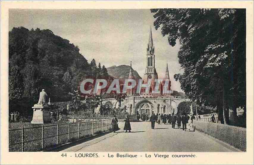 CPA Lourdes La Basilique La Vierge Couronnee 